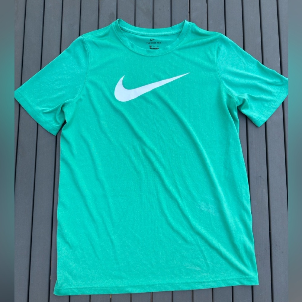 Nike Dri Fit Youth XL thin t-shirt. Excellent condition!